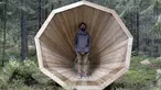 Kepala departemen arsitektur interior Academy of Arts Hannes Praks berpose di megafon raksasa dari kayu di dalam hutan Estonia, 28 September 2015. Megafon ini dibuat untuk mendengarkan suara hutan dan mahluk yang tinggal di dalamnya (REUTERS/Ints Kalnins)