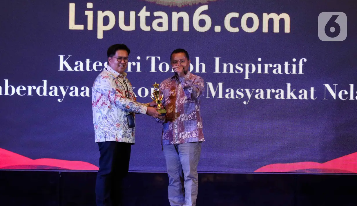 Chief Content Officer (COO) KapanLagi Youniverse, Wens Manggut  (kanan) memberikan plakat kepada  Wakil Bupati Kutai Kartanegara, Rendi Solihin saat acara Anugerah Inspiratif Liputan6.com di hotel Shangri La, Jakarta, Rabu (31/7/2024).  Rendi Solihin menerima  penghargaan Tokoh Inspiratif Pemberdayaan Ekonomi Masyarakat Nelayan. (Liputan6.com/Herman Zakharia)