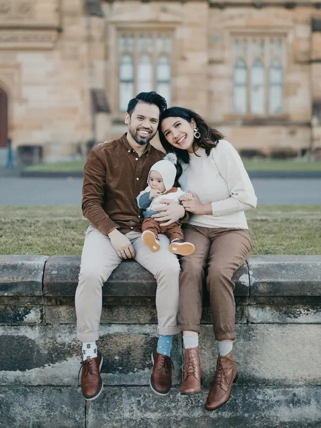 6 Gaya Pemotretan Keluarga Kecil Acha Sinaga, Baby Lucas Curi Perhatian
