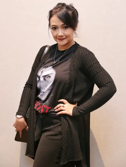 Rheina juga tak takut meski jarang tampil di layar kaca maupun layar lebar  akan kehilangan banyak penggemar. Terlebih ia merintis karier sejak 90-an. (Adrian Putra/Bintang.com)