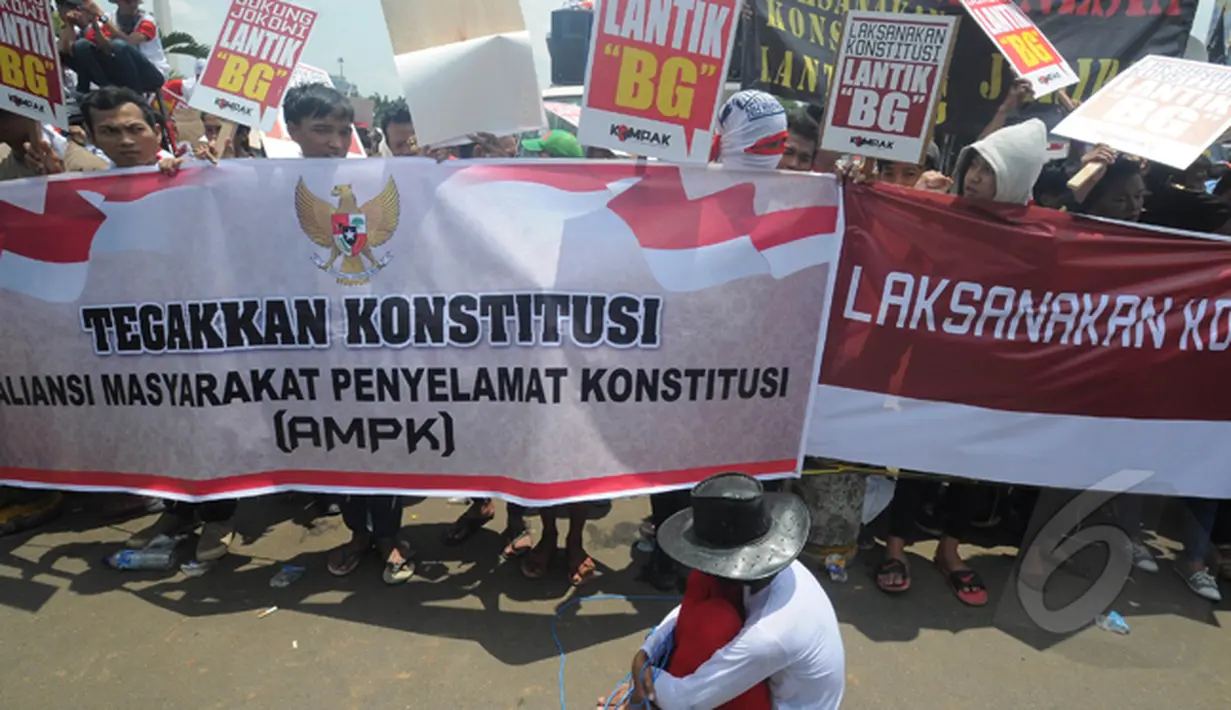 Ratusan massa membawa beragam atribut saat unjuk rasa mendukung Jokowi untuk melantik Budi Gunawan menjadi Kapolri, Jakarta, Senin (16/2/2015). (Liputan6.com/Herman Zakharia)