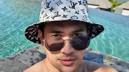 Diketahui pula Hessel Steven sempat melebarkan sayap di dunia akting sampai Negeri Gajah Putih, yaitu Thailand. (FOTO: instagram.com/hesselstevenwong)