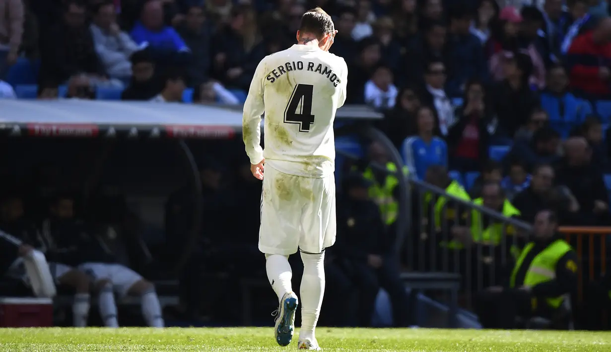 Kapten Real Madrid, Sergio Ramos, keluar lapangan usai mendapatkan kartu merah saat melawan Girona pada laga La Liga di Stadion Santiago Bernabeu, Madrid, Minggu (17/2). Madrid kalah 1-2 dari Girona. (AFP/Gabriel Bouys)