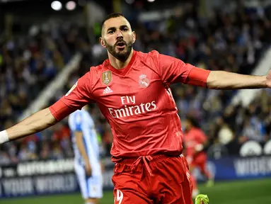 Striker Real Madrid, Karim Benzema, berselebrasi setelah mencetak gol ke gawang Leganes dalam lanjutan La Liga 2018-2019 di Estadio Municipal Butarque, Senin (15/4). Real Madrid hanya mampu meraih hasil imbang 1-1 saat bertandang ke markas Leganes. (PIERRE-PHILIPPE MARCOU / AFP)