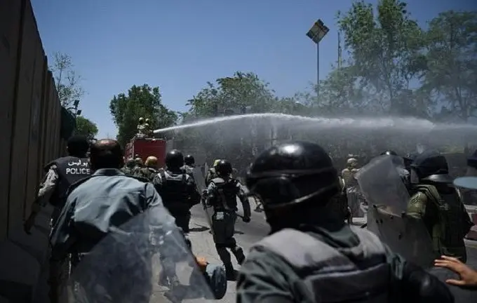 Pasukan keamanan Afghanistan menyemprotkan meriam air untuk membubarkan pemrotes dalam bentrokan pada 2 Juni 2017, menyusul serangan bom truk yang menghancurkan kota Kabul (AFP)