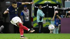 Penyerang Timnas Prancis, Kylian Mbappe, mencetak mencetak dua gol saat Prancis menghantam Polandia 3-1 pada 16 besar Piala Dunia 2022 di Al Thumama Stadium, Doha, Minggu (12/4/2022). (AFP/Javier Soriano)