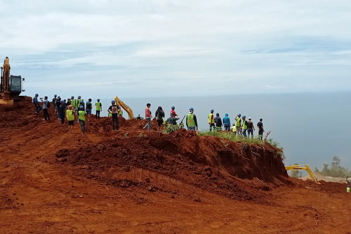 Polisi mencabut plang di sengketa lahan PT Golden Kolaka Utara.(Liputan6.com/Ahmad Akbar Fua)