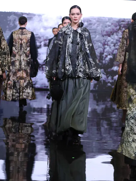 Acara kemudian berlanjut fashion show Selaras Wastra bertajuk Echoes of Borneo by Irmasari Joedawinata x Sasirangan Kalimantan Selatan. (KapanLagi.com/Budy Santoso)