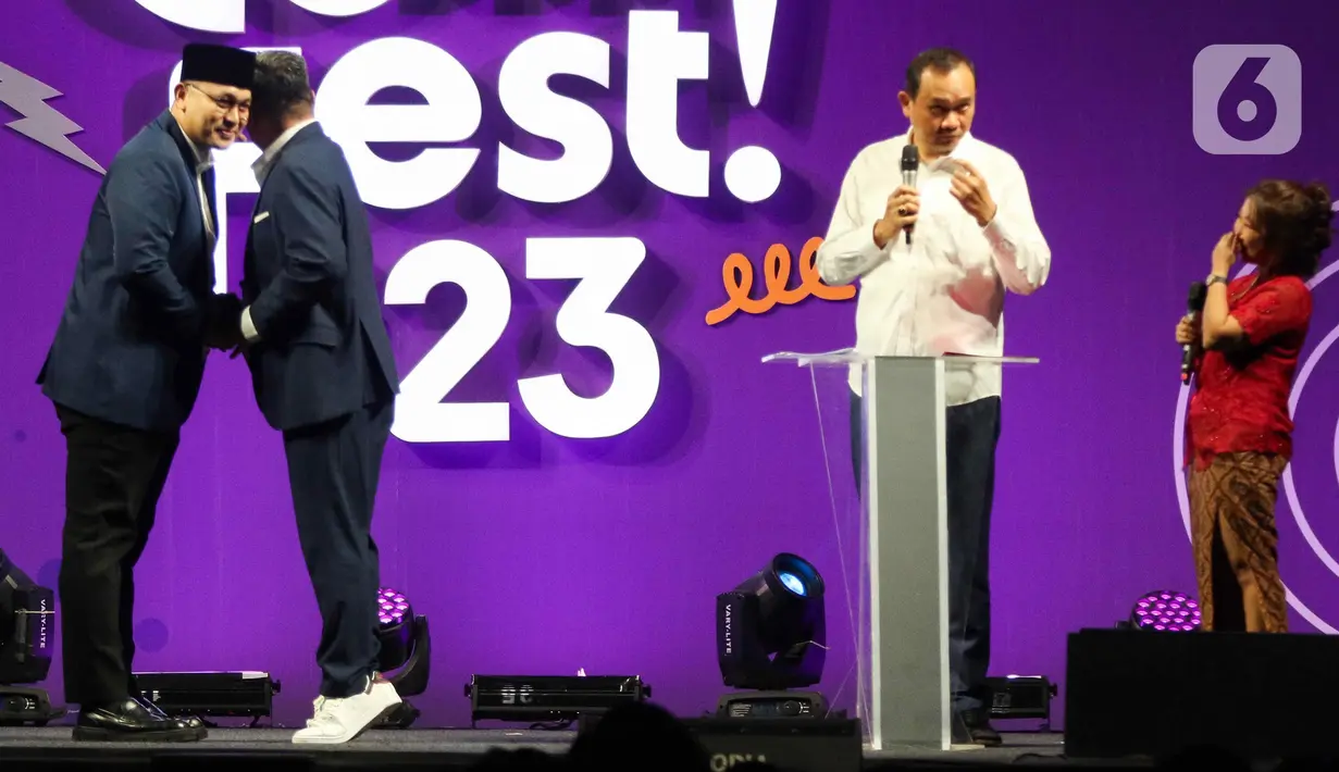 Penampilan Gilang Dirga, Cak Lontong, Abdel dan Kiky Saputri pada hari kedua Jakarta International Comedy Festival (JiComFest) 2023 di Tennis Indoor Senayan, Jakarta, Sabtu (16/12/2023). (Liputan6.com/Herman Zakharia)