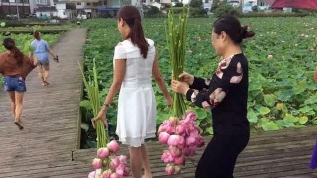 5 Kelakuan Turis Saat di Lokasi Wisata Ini Bikin Geram