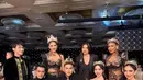 Ivan Gunawan hadir bersama Miss Mega Bintang Indonesia 2023. Ia tampil glamor dengan outfit nuansa hitam yang dipermanis dengan crown. Sementara para Miss Mega Bintang Indonesia 2023 mengenakan outfit sentuhan batik modern. [@ivan_gunawan]