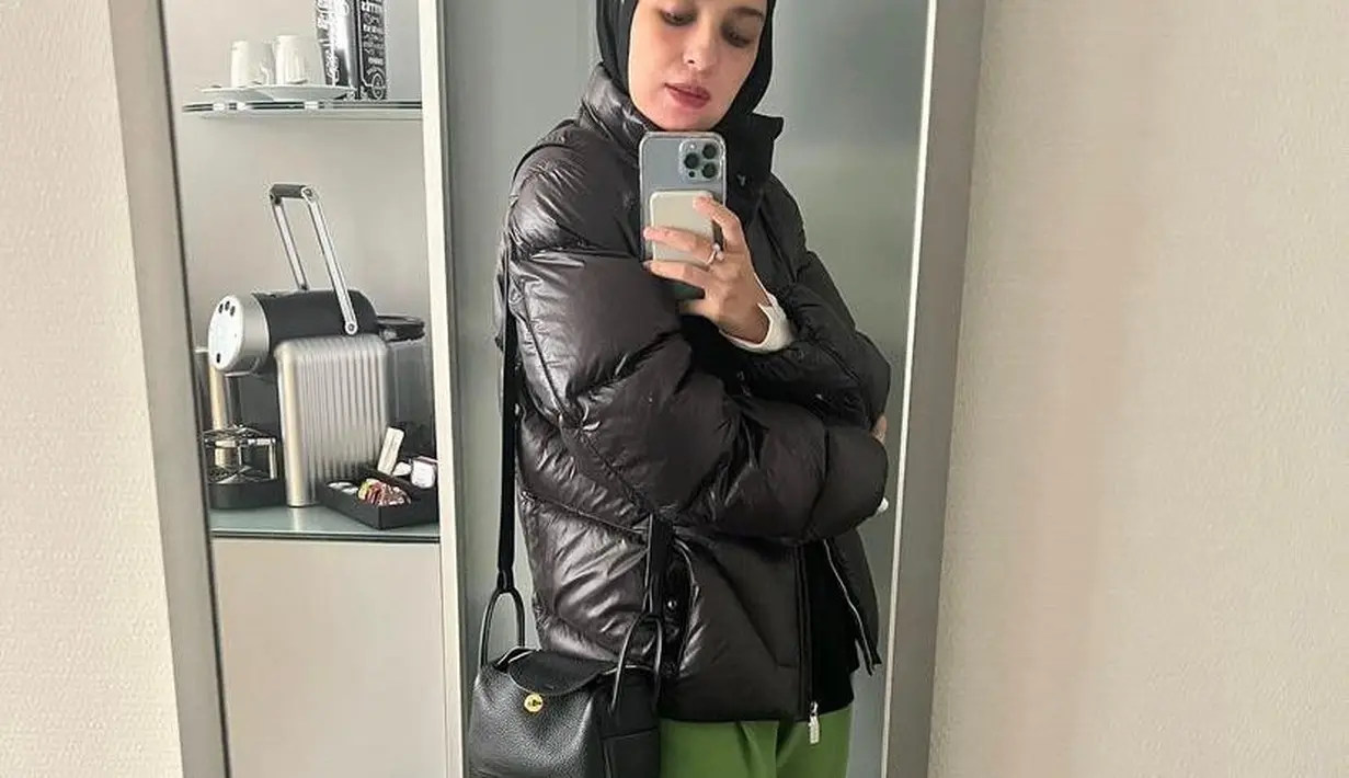 Unik, kali ini Shireen Sungkar kreasikan outfit hijabnya dengan jaket suami. Tetap modis bukan? @shireensungkar.