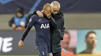 Pelatih Tottenham Hotspur, Jose Mourinho merangkul gelandang Lucas Moura usai pertandingan melawan Red Bull Leipzig pada leg kedua babak 16 besar Liga Champions di di Red Bull Arena, Jerman (10/3/2020). RB Leipzig menang telak atas Tottenham 3-0. (AP Photo/Michael Sohn)