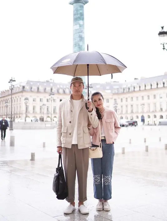 Selama berada di Paris, Sandra Dewi juga membagikan momen romantis dengan sang suami. tampil dengan celana demin serta jaket berwarna baby pink, Sandra Dewi tampak begitu santai bersandar di bahu sang suami. (Liputan6.com/IG/@sandradewi88)