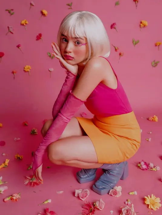 Untuk pemotretan kali ini Beby sukses bikin pangling dan menunjukkan sisi yang berbeda dari biasanya. (Instagram @bebytsabina)