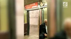 Rekaman hujan merembes masuk ke dalam subway di New York, Amerika.