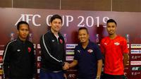 Pelatih PSM, Darije Kalezic, dan Saswaditama Dasuki (pelatih Home United) dalam sesi konferensi pers jelang pertandingan di Piala AFC 2019 di Singapura, Selasa (26/2/2019). (Bola.com/Abdi Satria)