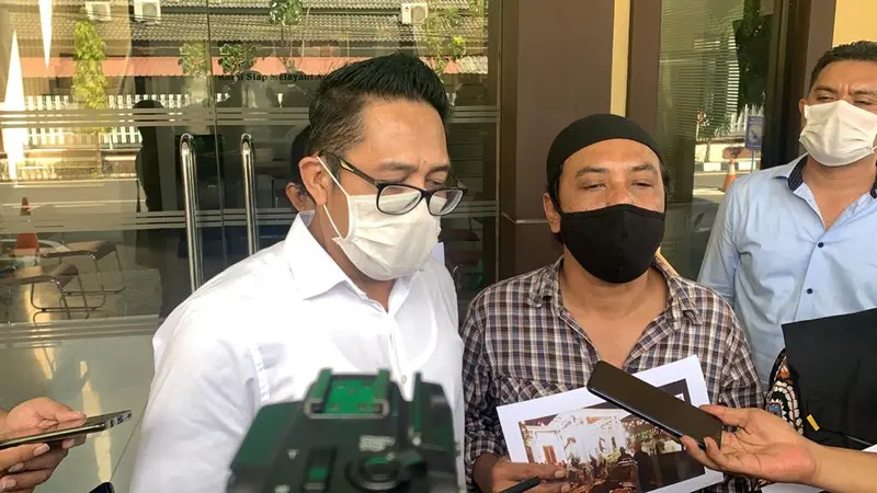 Aktivis 98 melaporkan kerumunan pesta ultah Khofifah ke Polda Jatim. (Dian Kurniawan/Liputan6.com)