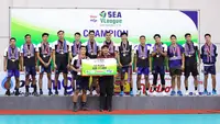 Timnas Bola Voli Putra Indonesia saat menerima hadiah uang yang diserahkan oleh Menpora RI, Dito Ariotedjo sebagai juara putaran pertama SEA V League 2023 setelah mengalahkan Thailand 3-1 (21-25, 25-17, 25-23 dan 27-25) pada laga terakhir di Padepokan Voli Jenderal Polisi Kunarto, Sentul, Bogor, Minggu (23/07/2023). (Bola.com/Bagaskara Lazuardi)