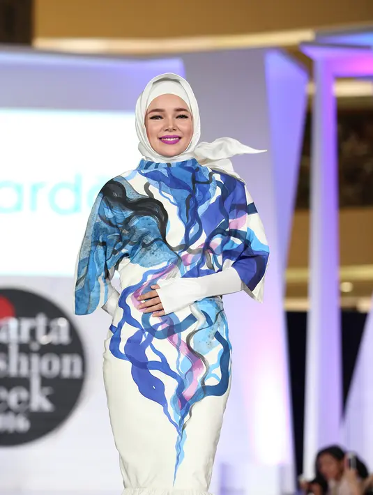 "Susuk ada dari zaman dulu juga kan ya. I don’t believe it. Aku kurang paham, ya. Itu suatu daerah yang aku kurang tahu. Setahuku ada ilmunya juga, kayak susuk apa, ditanam di mana. Tapi why, buat apa gitu?" ungkap Dewi Sandra. (Andy Masela/Bintang.com)