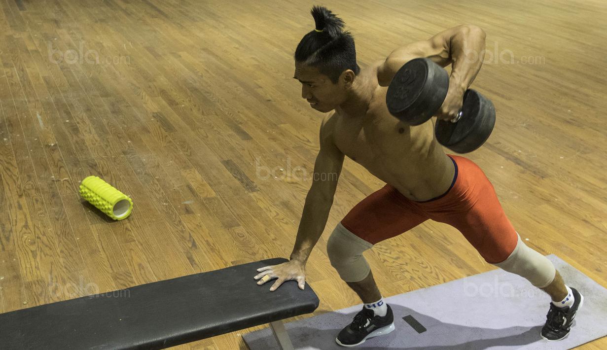Lifter Indonesia, Deni, melakukan pendinginan saat latihan di Gymnasium Sabilulungan, Jumat (21/7/2017). Tim angkat besi Indonesia melakukan persiapan jelang SEA Games 2017 Malaysia. (Bola.com/Vitalis Yogi Trisna)