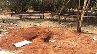 Benda diduga meterorit menghantam tanah, menciptakan kawah dan menewaskan seorang pria India (BBC)