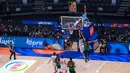 Pebasket Iran, Behnam Yakhchali (kedua kanan) berusaha melakukan lay up di halangi pebasket Brasil, Leonardo Meindl pada laga Grup G Piala Dunia FIBA 2023 di Indonesia Arena, Senayan, Jakarta, Sabtu (26/08/2023). (Bola.com/Bagaskara Lazuardi)