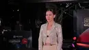 Saat acara berlangsung, Aaliyah runway mengenakan kemben beige senada dengan celana panjang model balonnya. Ia juga mengenakan outer crop blazer silver dan kalung rantai emasnya. [@aaliyah.massaid]