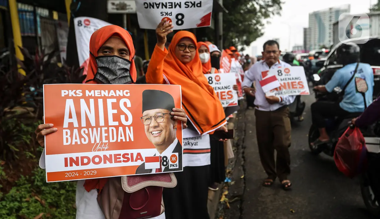 Antusias pendukung membawa poster saat menyambut kedatangan Anies Baswedan untuk menghadiri deklarasi Capres 2024 di Kantor DPP PKS, Jakarta, Kamis (23/2/2023). Anies Baswedan resmi diusung Majelis Syura Partai Keadilan Sejahtera (PKS) sebagai calon presiden (capres) pada Pilpres 2024. (Liputan6.com/Johan Tallo)