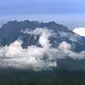 Gunung Kinabalu, Malaysia, dikenal sebagai gunung suci oleh masyarakat Sabah. (Reuters/Bazuki Muhammad)