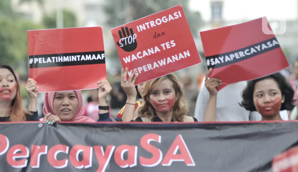 Massa Jaringan Muda Setara menggelar aksi solidaritas untuk atlet senam SA (17) saat HBKB di Jalan MH Thamrin, Jakarta, Minggu (8/12/2019). Massa menuntut permintaan maaf dan pemulihan nama baik SA yang dipulangkan dari SEA Games Filipina lantaran dianggap tidak perawan. (merdeka.com/Iqbal Nugroho)