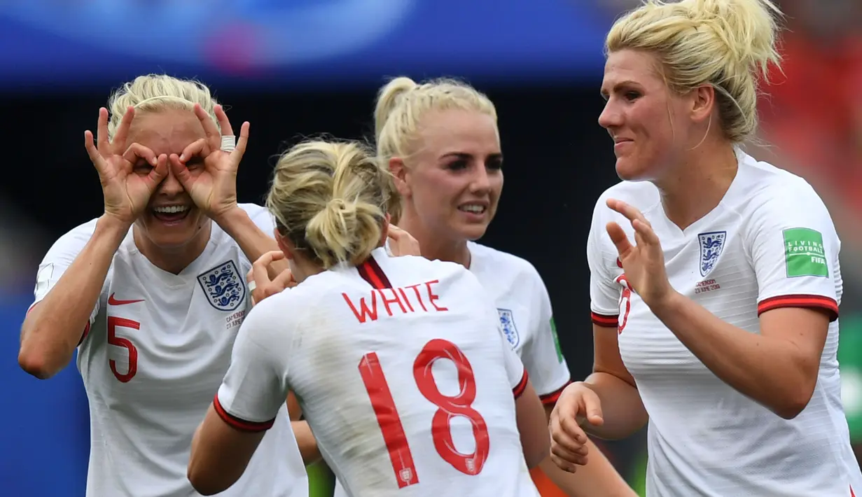 Steph Houghton dan Ellen White merayakan gol kedua Inggris ke gawang Kamerun.  ( AFP/Denis Charlet )