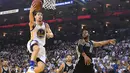 Golden State Warriors forward, Klay Thompson #11 melakukan layup saat melawan San Antonio Spurs pada laga perdana NBA di Oracle Arena, Rabu (26/10/2016) WIB. (Reuters/Kyle Terada-USA TODAY Sports)