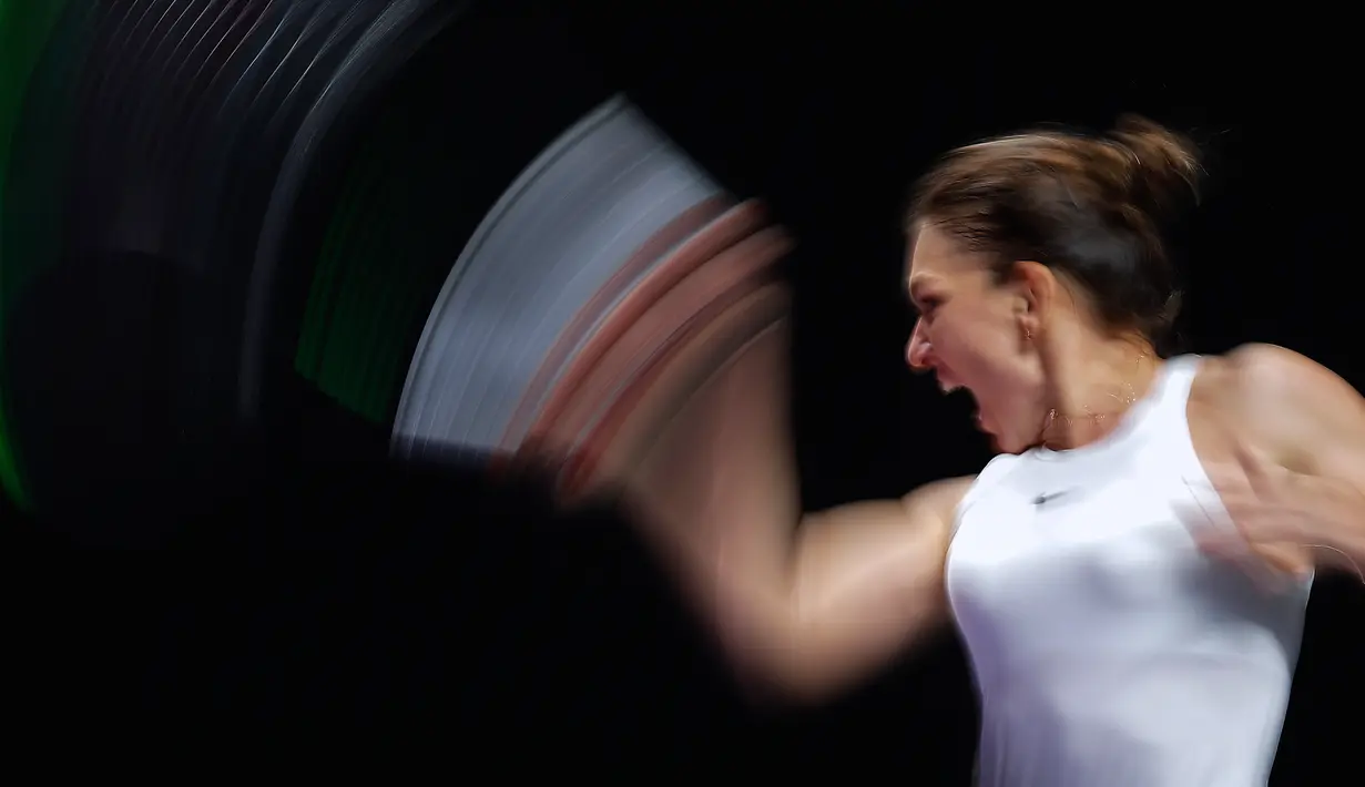 Petenis Rumania, Simona Halep melakukan servis ke arah lawannya petenis Kanada, Bianca Andreescu selama turnamen WTA Finals 2019 di Shenzhen, China, Senin (28/10/2019). Halep memetik kemenangan atas petenis muda Kanada yang sensasional, Bianca Andreescu 3-6, 7-6, 6-3. (AP/Andy Wong)