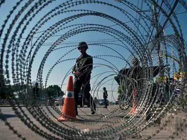 Tentara bersenjata lengkap terlihat berjaga di jalan-jalan di pusat kota Bangkok, Thailand, (22/5/2014). (AFP PHOTO/Manan Vatsyayana)