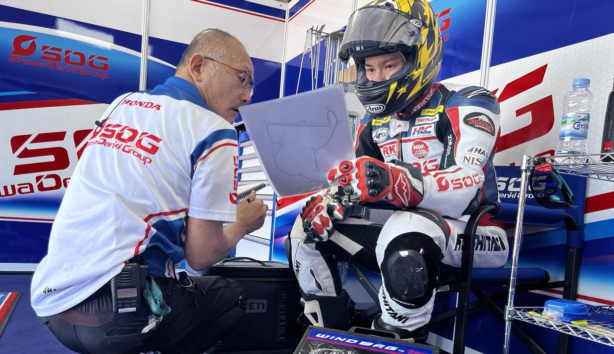Pembalap SDG MS Harc-Pro.Honda.Ph, Haruki Noguchi (kanan), melihat lintasan sebelum dimulainya latihan bebas pada kelas ASB1000 ARRC Mandalika 2023 di Sirkuit Mandalika, Lombok, Jumat (11/08/2023). (Twitter/@SdgMSOfficial)