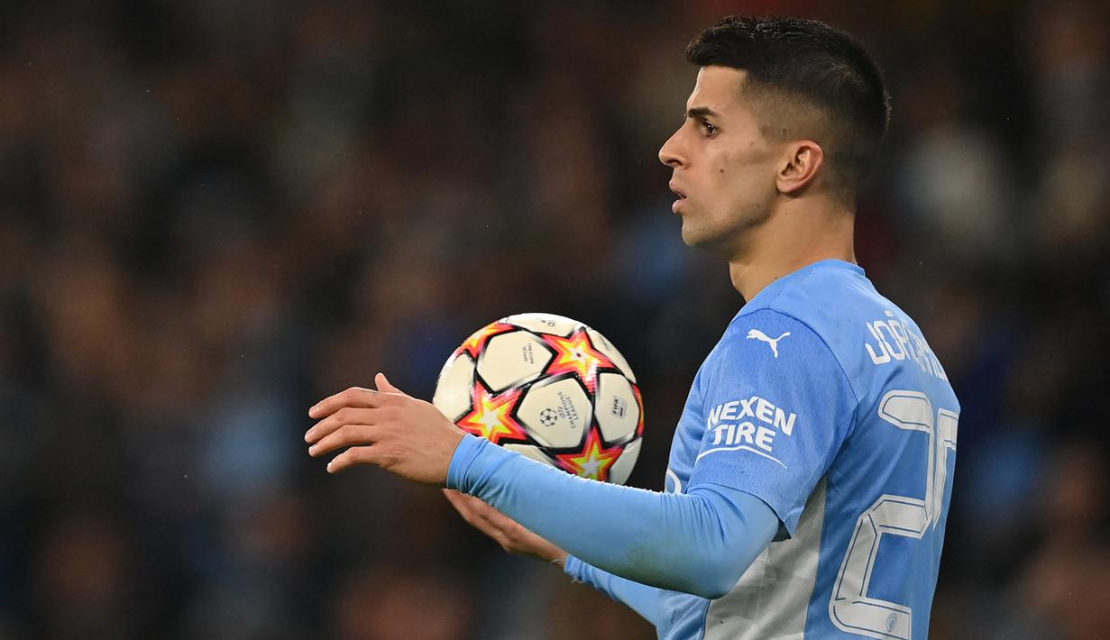 Joao Cancelo. Bek kanan Portugal berusia 27 tahun ini hanya bermain satu musim bersama Juventus pada 2018/2019. Akibat ketidakcocokan taktik permainan, Ia pun hijrah ke Mancehester City sejak 2019/2020. Hingga kini ia menjelma menjadi salah satu bek kanan terbaik di dunia. (AFP/Paul Ellis)