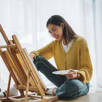 ilustrasi perempuan melukis/copyright by kenchiro168 (Shutterstock)