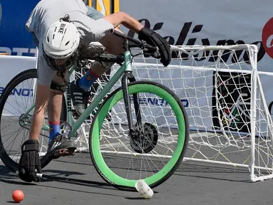 Seorang peserta bersiap memukul bola saat bermain Polo-Bike pada hari kedua World Bike Forum 2017 di Zocalo Square di Mexico City (20/4). Kegiatan ini bertujuan untuk mendukung mobilitas pengguna sepeda di kota-kota besar. (AFP Photo/Alfredo Estrella)