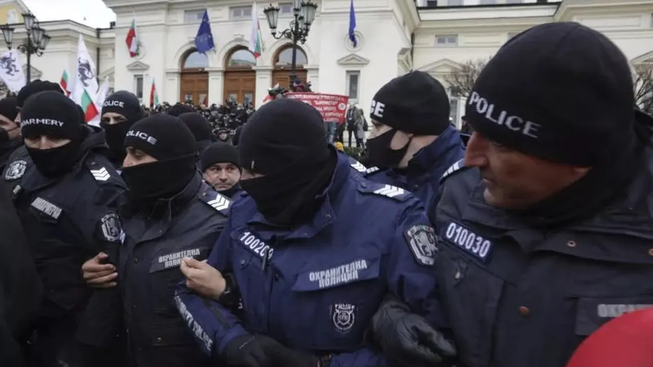 Polisi berusaha menjauhkan pengunjuk rasa dari gedung Parlemen Bulgaria di Sofia pada 12 Januari 2022. (AP)