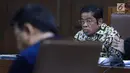 Terdakwa dugaan suap pembangunan PLTU Riau-1,Idrus Marham saat sidang lanjutan dugaan suap pembangunan PLTU Riau-1, Pengadilan Tipikor, Jakarta, Selasa (19/2). Sidang mendengar kesaksian Johanes B Kotjo dan Setya Novanto. (Liputan6.com/Helmi Fithriansyah)
