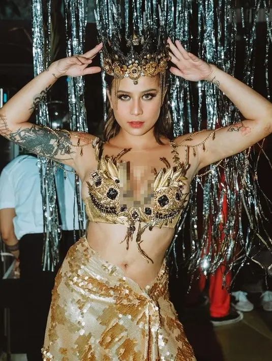 <p>Pada pesta Halloween itu, Awkarin tampil cantik bak Ratu Pantai Utara. Ia tampil percaya diri memamerkan perutnya yang rata. [Foto: instagram.com/narinkovilda]</p>