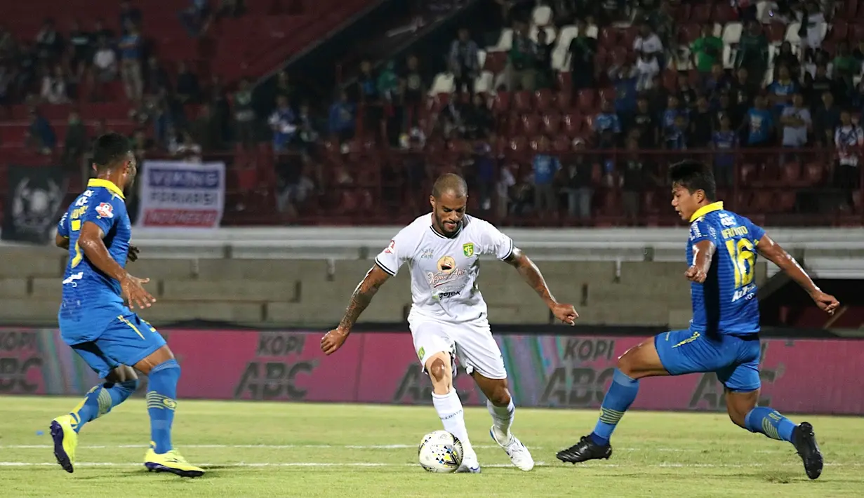 Striker Persebaya Surabaya, David da Silva, berusaha melewati kepungan pemain Persib Bandung pada laga Liga 1 Indonesia di Stadion I Wayan Dipta, Bali, Jumat (18/10). Persib menang 4-1 atas Persebaya. (Bola.com/Aditya Wany)