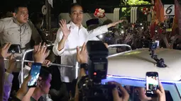 Calon Presiden RI Petahana, Joko Widodo bersama Cawapres Ma’ruf Amin menyapa pendukungnya saat berada di atas jeep menuju gedung KPU dari Tugu Proklamasi, Jakarta, Jumat (21/9). (Liputan6.com/Helmi Fithriansyah)