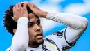 Gelandang Juventus, Weston McKennie, tampak kecewa usai ditaklukkan Atalanta pada laga Liga Italia di Stadion Atleti Azzurri d'Italia, Minggu (18/4/2021). Atalanta menang dengan skor 1-0. (AFP/Marco Bertorello)