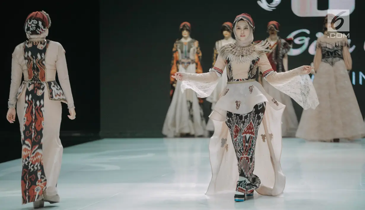 Artis Angel Lelga mengenakan busana rancangan Gita Orlin pada ajang Indonesia Fashion Week (IFW) 2019 di Jakarta Convention Center, Kamis (28/3). Desian Gita Orlin kali ini terinspirasi dari kecantikan “Tenun Sumba” yang bertajuk “Wairinding". (Liputan6.com/Faizal Fanani)