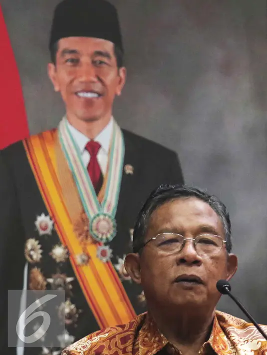 Menko Perekonomian Darmin Nasution saat sosialisasi paket kebijakan jilid IV di Gedung Menko Perekonomian, Jakarta,Kamis (15/10/2015). Darmin menilai paket kebijakan ekonomi pertama yang dirilis September lalu terlalu ambisius. (Liputan6.com/Angga Yuniar)