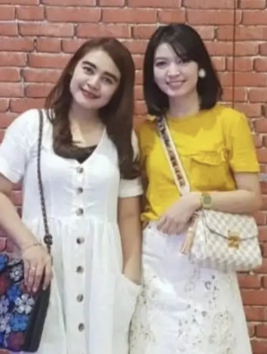 <p>Mengenakan atasan kuning dan skirt putih, Selvi mengenakan tas Louis Vuitton dengan harga sekitar Rp31 jutaan. @selvi_gibran</p>