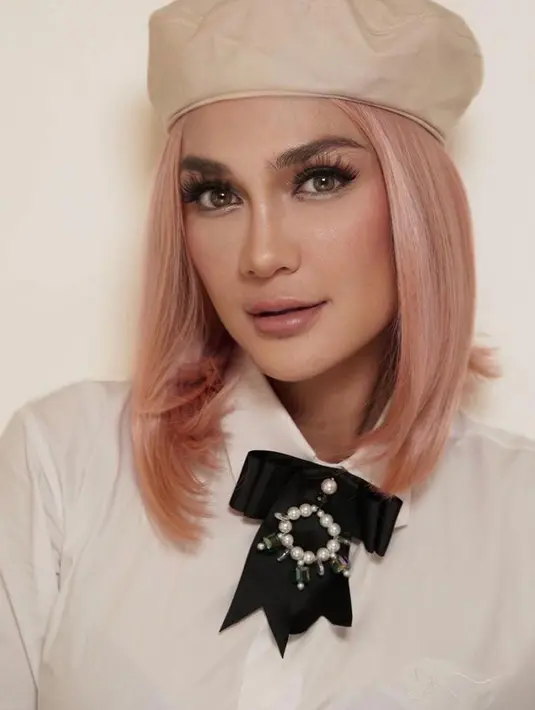 Pulasan makeup nude membuat pesonanya semakin terpancar. Topi baret sebagai aksesori pun mempermanis tampilannya. Yang mana favoritmu, Sahabat Fimela? (Instagram/andychunmakeup).