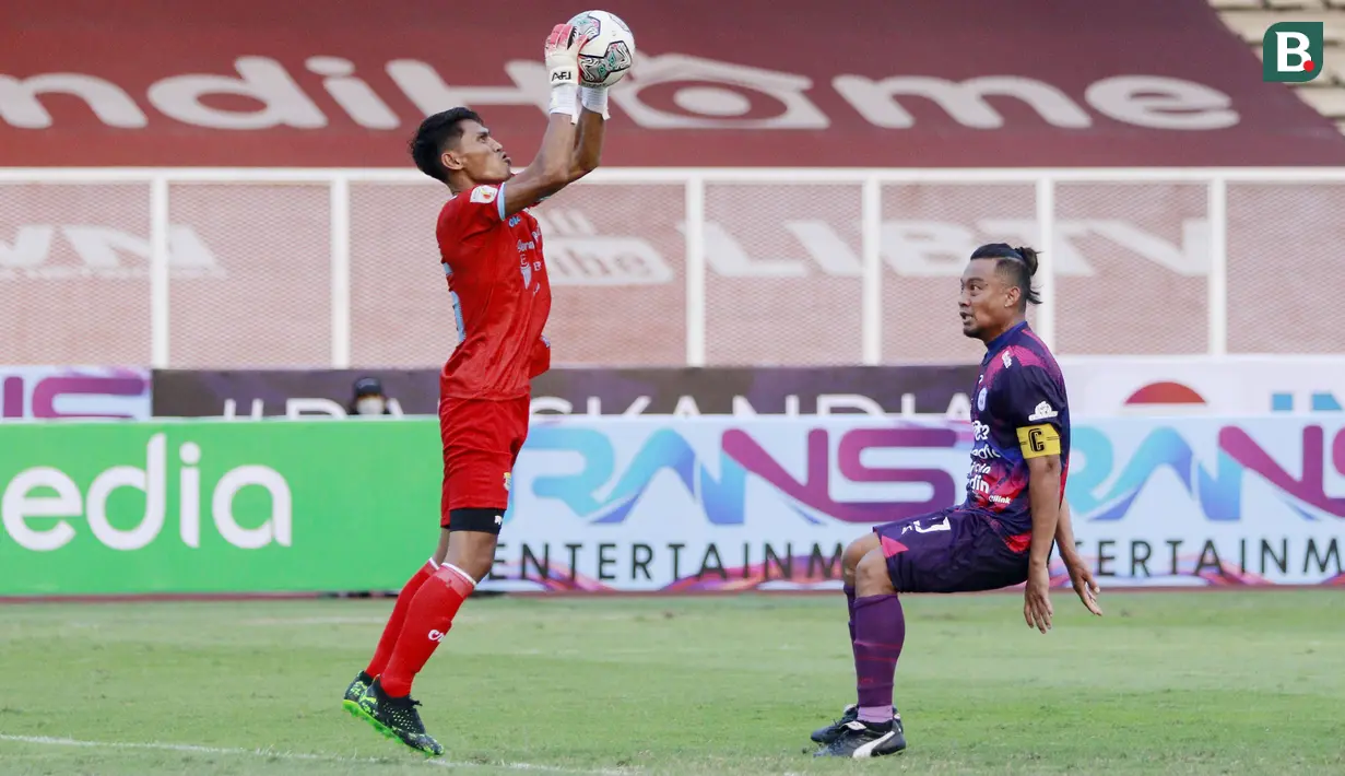 Pada menit ke-80, RANS Cilegon FC nyaris membuka keunggulan andai Hamka Hamzah yang tidak terkawal di kotak penalti mampu menyelesaikan umpan tendangan bebas Rendy Juliansyah. (Bola.com/M Iqbal Ichsan)